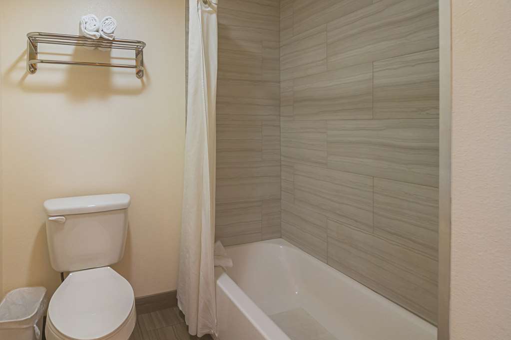 Motel 6 on Maple - photo 24