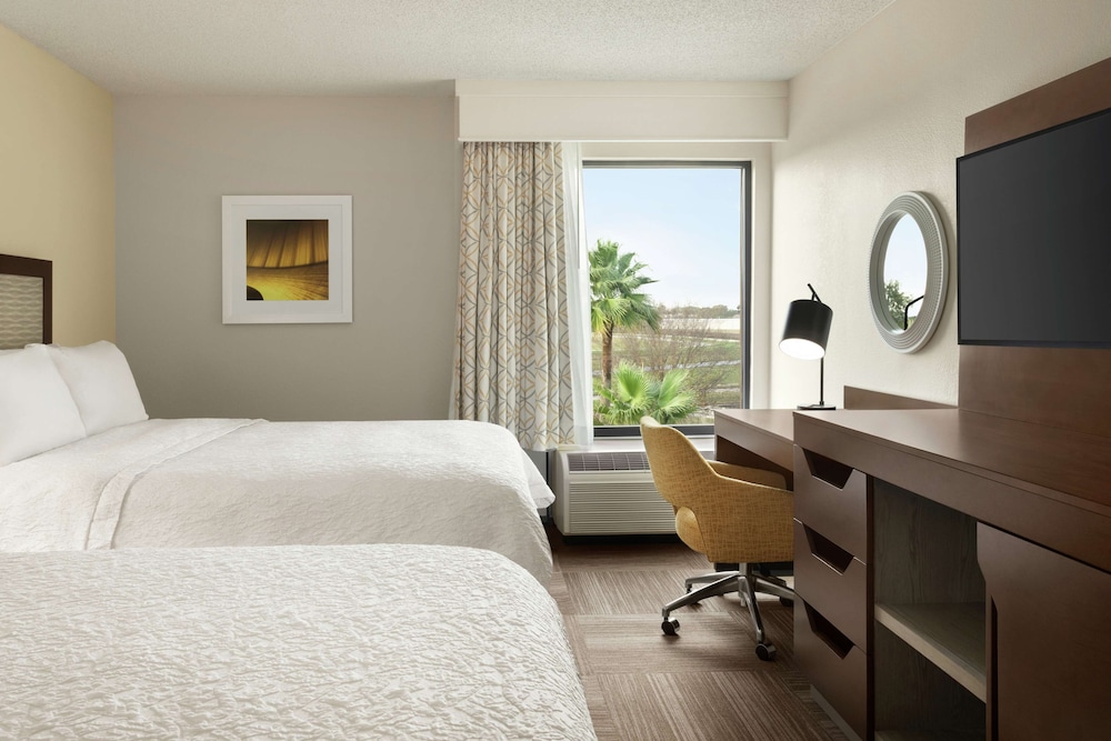 Hampton Inn Houston Hobby Airport - photo 13