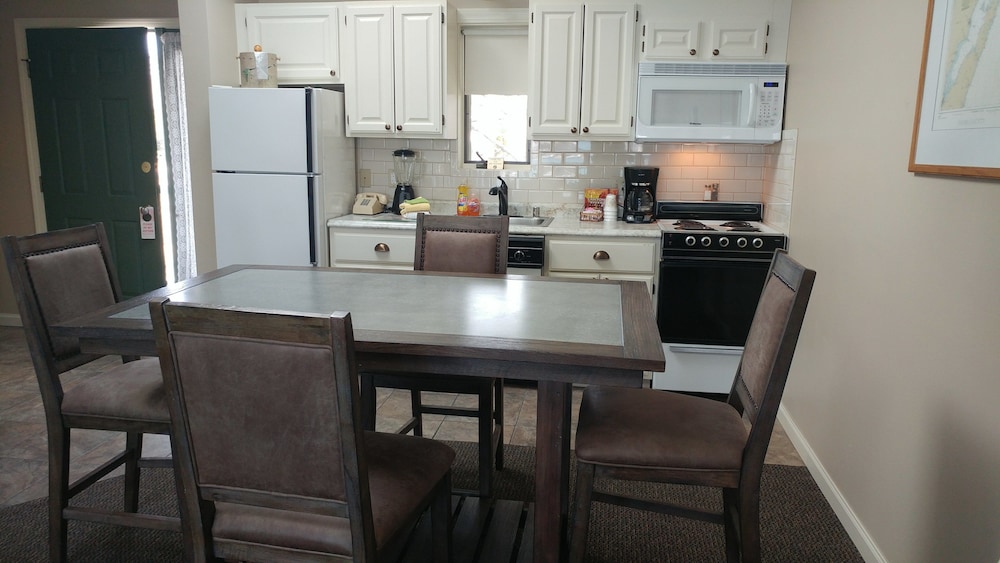 Snug Harbor Inn - photo 30