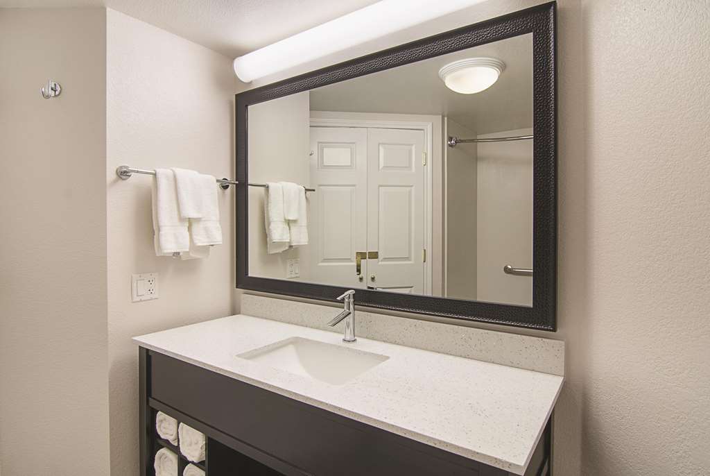La Quinta Inn & Suites by Wyndham Phoenix Mesa West - photo 31