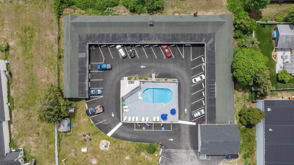 Jonathan Edwards Motel - photo 32
