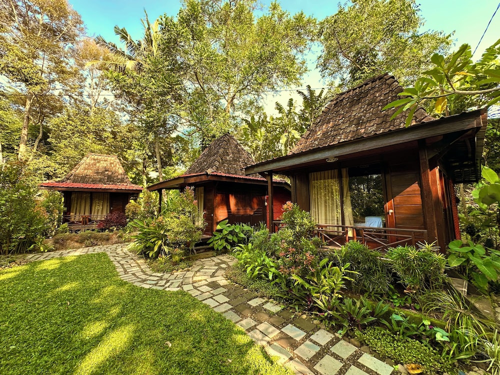 Puunee Wild River Resto & Villa's — 4-Star Luxury Hotel in Mungkid, Indonesia