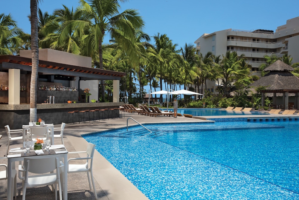 Poolside bar