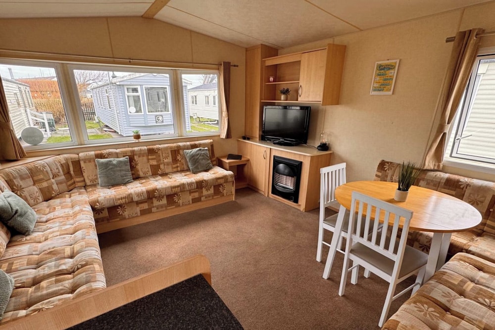 3 Bed Caravan Sleeps 8 Pet Friendly Parking in Abergele, United Kingdom