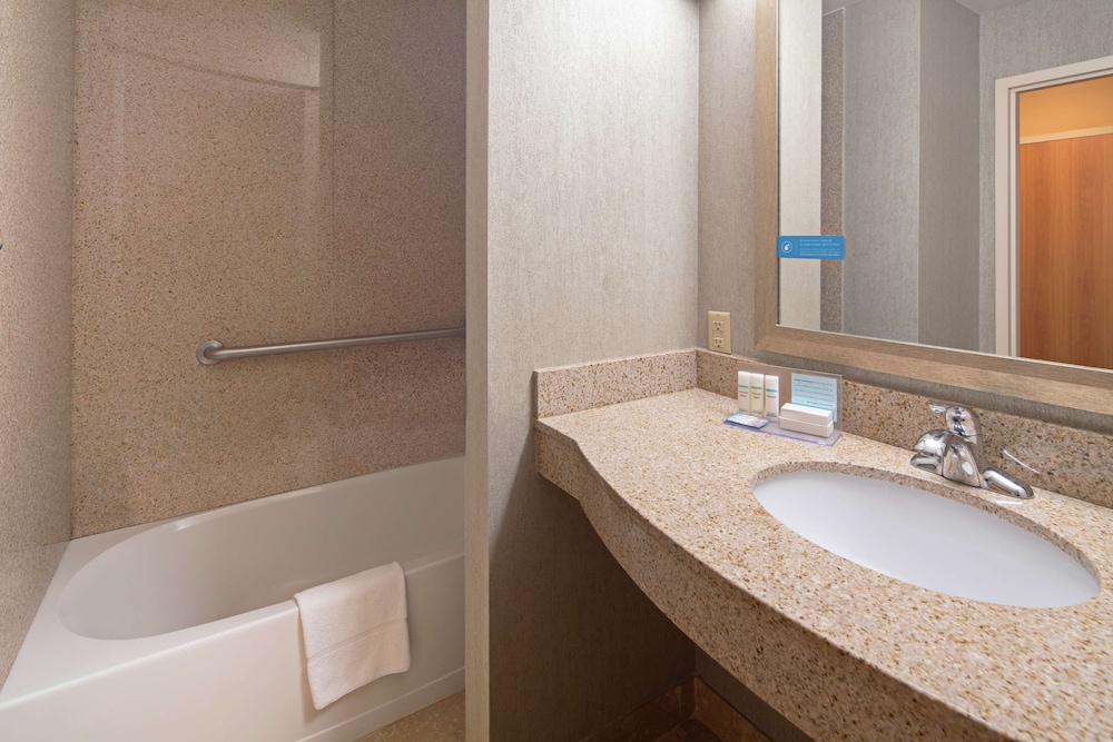 Hampton Inn & Suites Bremerton - photo 25