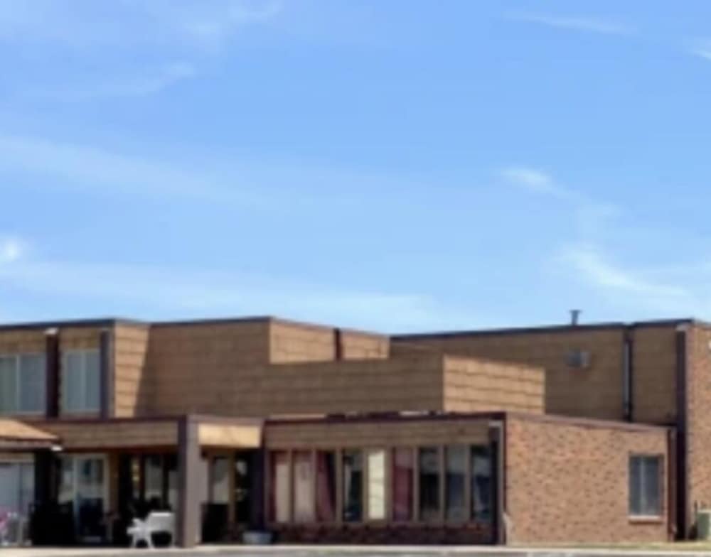 J E Hotel & Suites - carbon neutral hotel in Saint Cloud