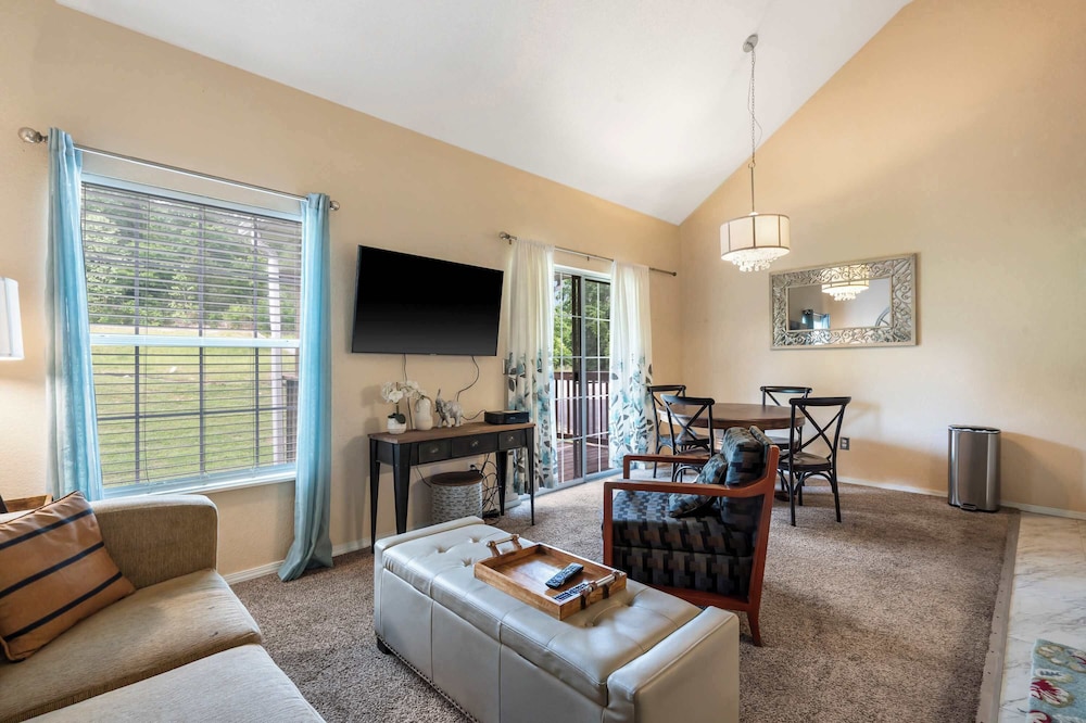 Warm Welcome Getaway Resort Stay for 6 With Amenities Near Downtown in Branson, United States