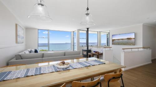Amazing Views Stunning Beaches and Beautiful Bushwalks — 4-Star Luxury Hotel in Booker Bay, Australia