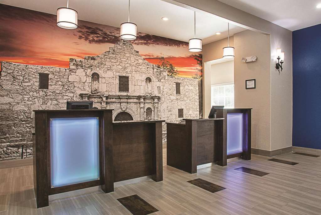 La Quinta Inn & Suites by Wyndham San Antonio Northwest - photo 8