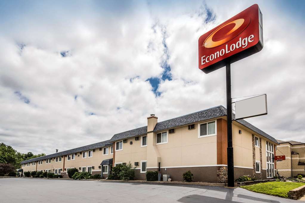 Econo Lodge La Crosse - photo 2