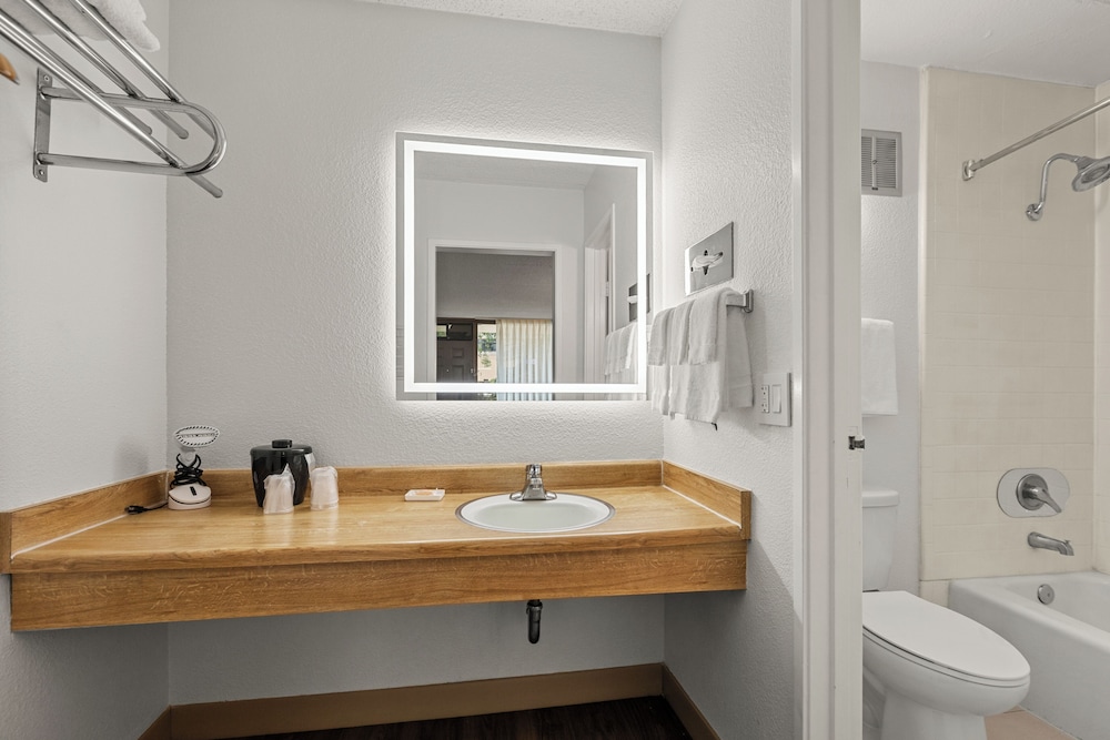 Vagabond Inn Executive Old Town - photo 42