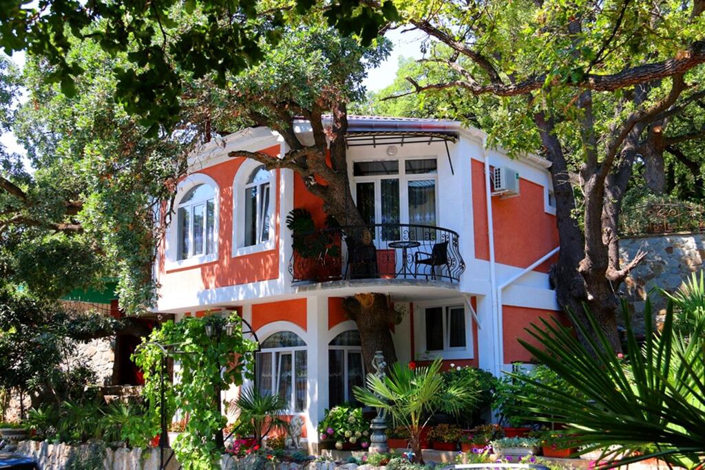 Lukomorye — hotel in Alupka