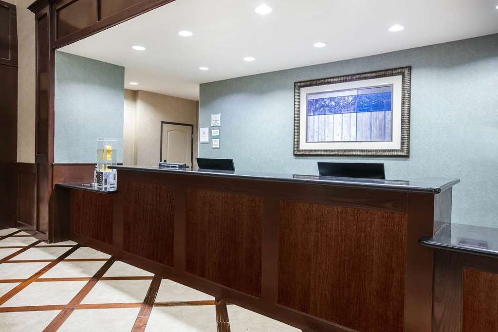 La Quinta Inn & Suites by Wyndham DFW Airport West Euless - photo 11