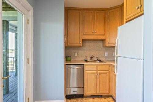 Pier Pleasure by Oak Island Accommodations - photo 19