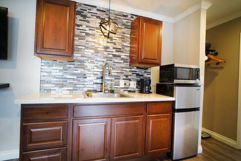 Anaheim Executive Inn & Suites - photo 56