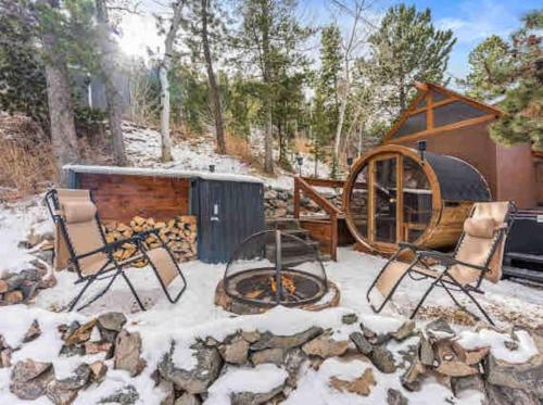 HOT TUB Firepit Sauna Peak to Peak Loft Retreat — hotel in Nederland