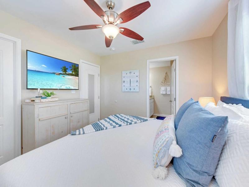 Salty Peach by Avantstay Private Pool New Decor - photo 29