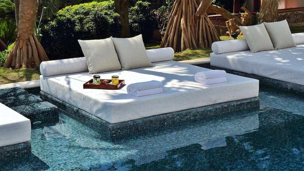 Poolside bar