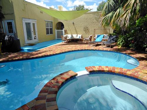 Magical villa Private pool spa & garden — 4-Star Luxury Hotel in Lake Worth, United States