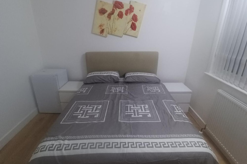 Coventry Stay Sleeps 8 Free Parking & Wifi in Coventry, United Kingdom