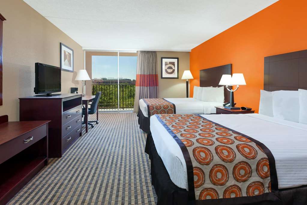 Howard Johnson by Wyndham Arlington Ballpark Six Flags - photo 11