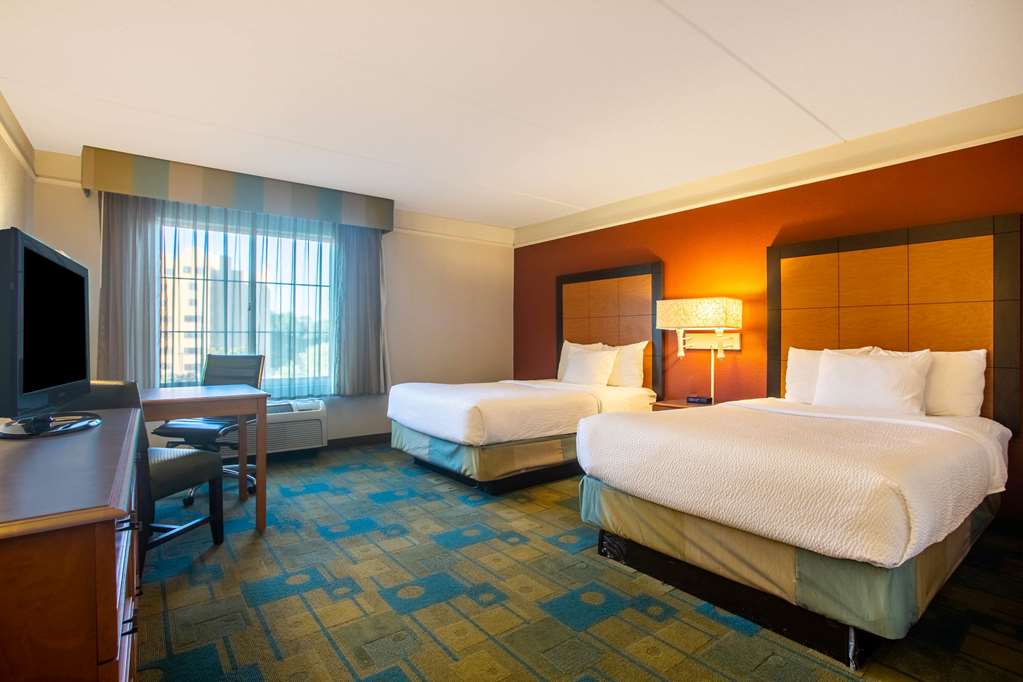 La Quinta Inn & Suites by Wyndham Charlotte Airport South - photo 18