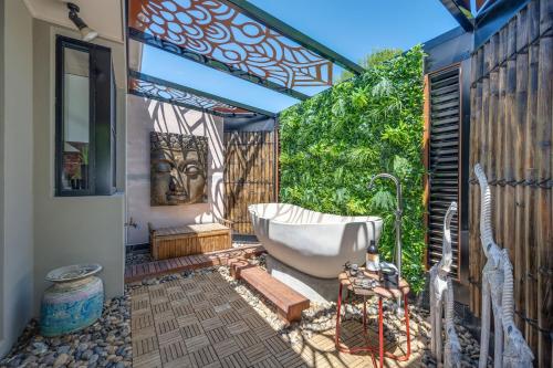 Red Lotus Retreat near Central Mudgee and Wineries — 4-Star Luxury Hotel in Mudgee, Australia