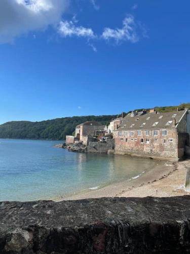 The View Kingsand luxurious seafront penthouse apartment with sun trap balcony and incredible sea views — 4-Star Luxury Hotel in Torpoint, United Kingdom
