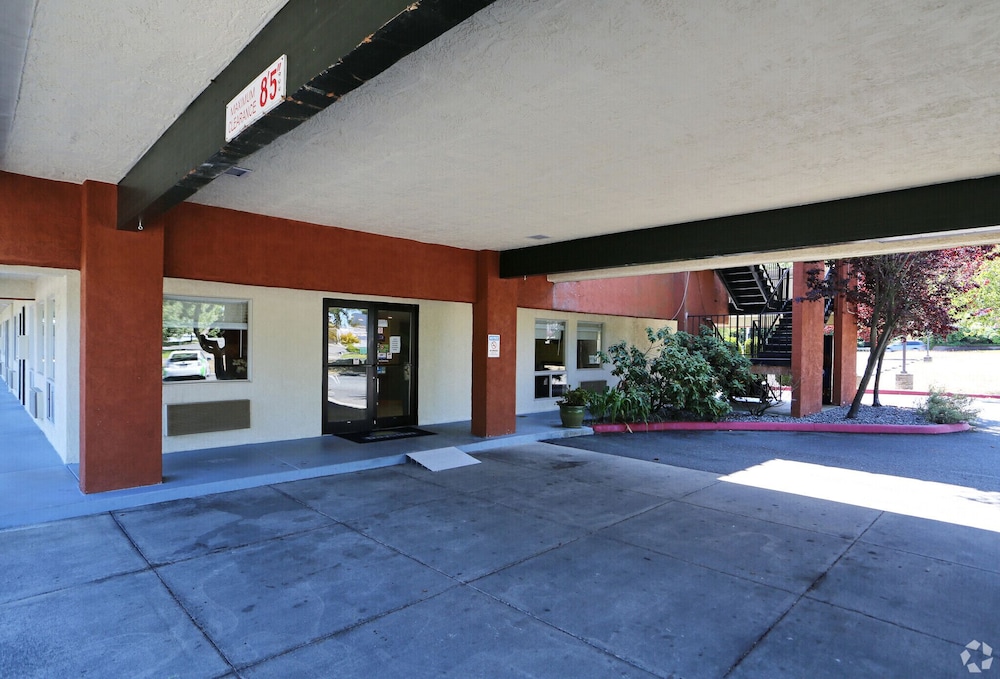 Olympic Inn & Suites - photo 4