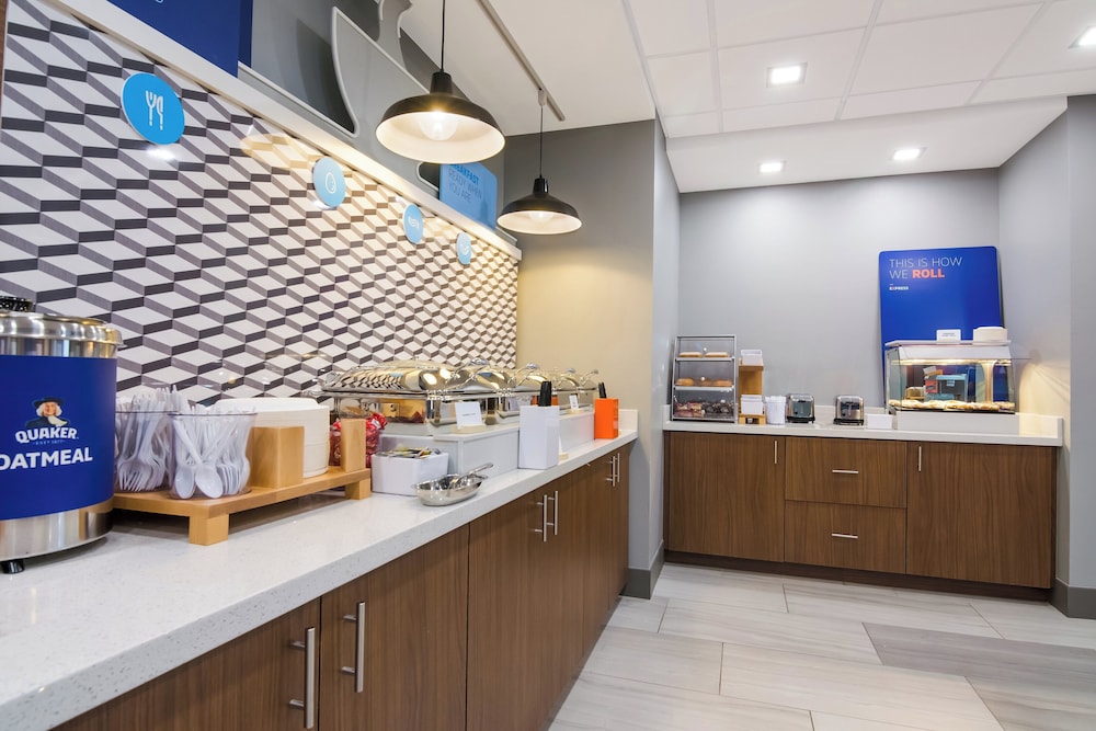 Holiday Inn Express & Suites Springdale Fayetteville Area - photo 40