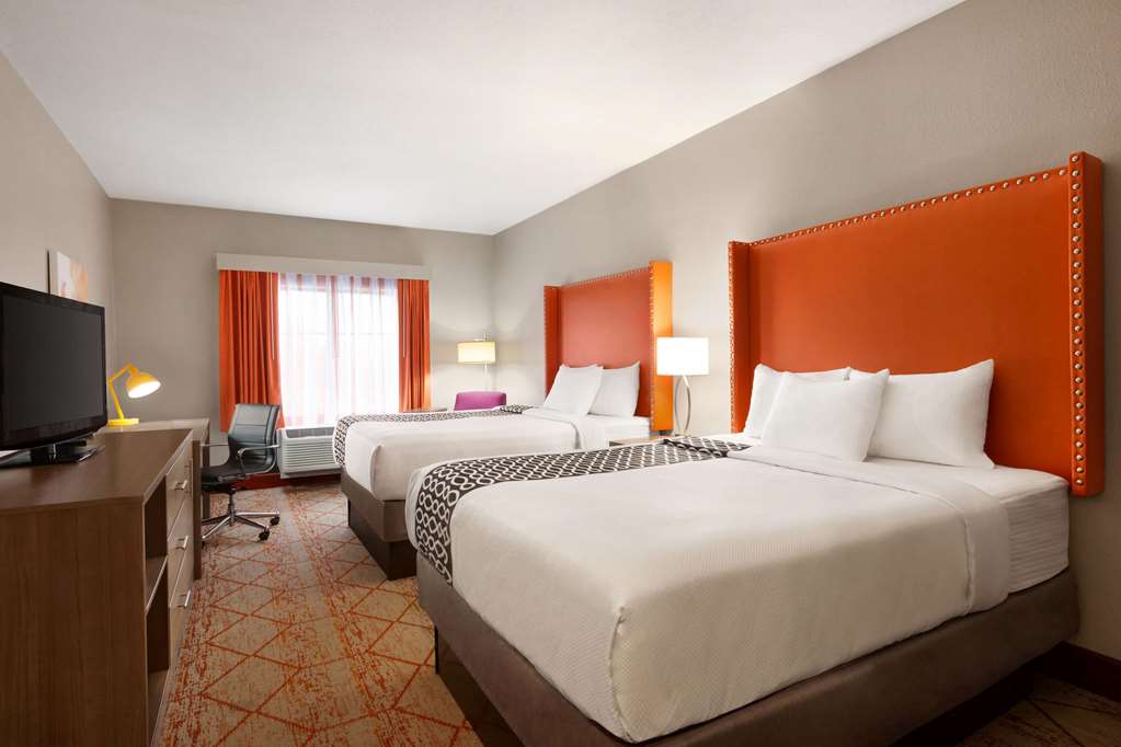 La Quinta Inn & Suites by Wyndham Lackawanna - photo 9
