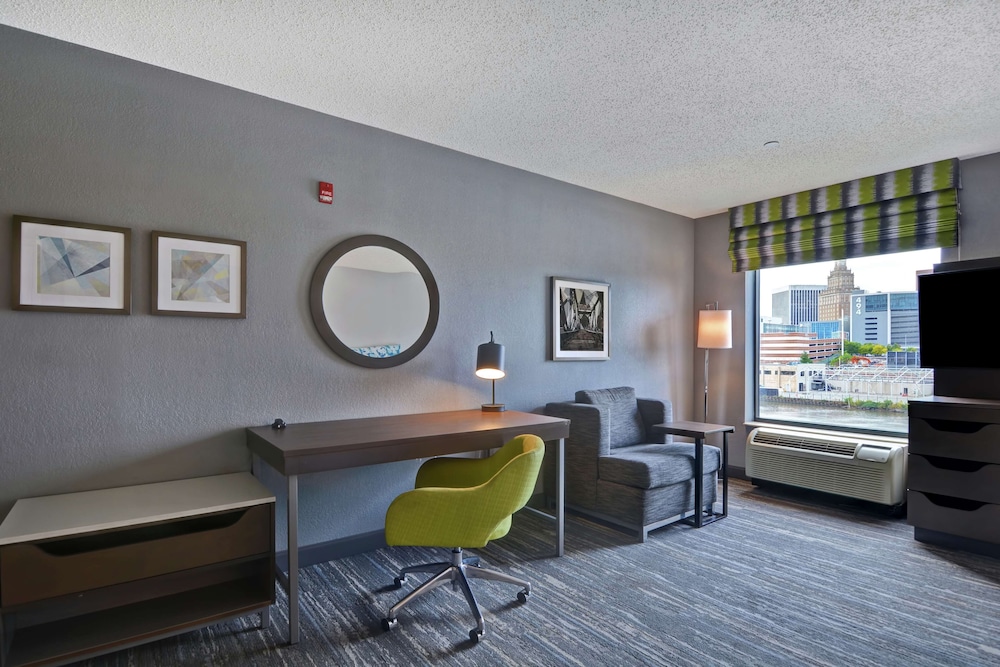 Hampton Inn & Suites Newark Harrison Riverwalk - photo 11