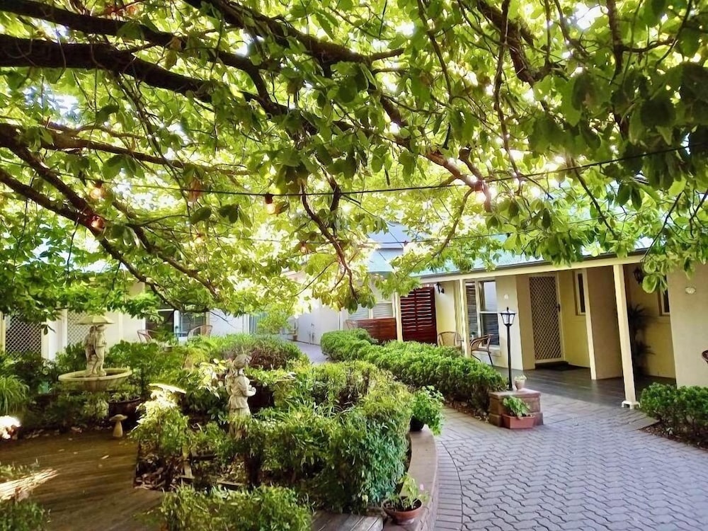Hahndorf Oak Tree Cottages — 4-Star Luxury Hotel in Hahndorf, Australia