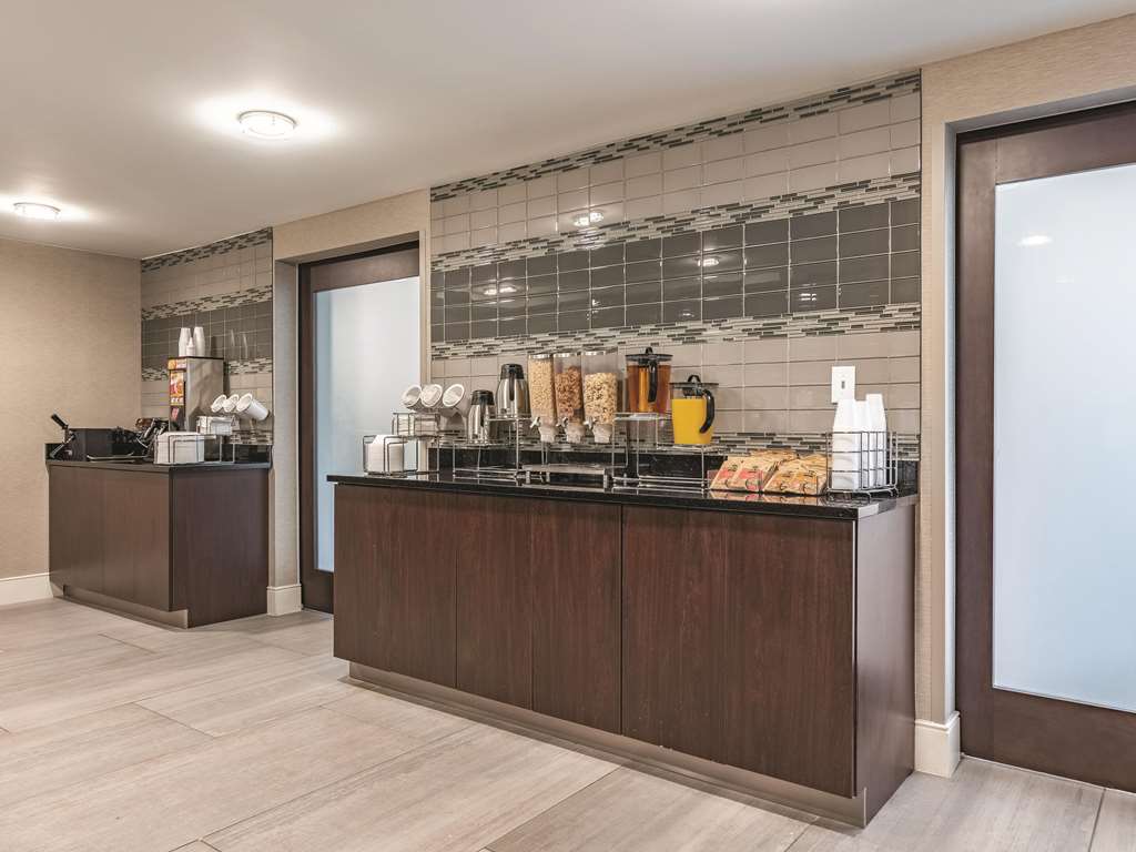 La Quinta Inn & Suites by Wyndham Portland DT Maine Med - photo 37