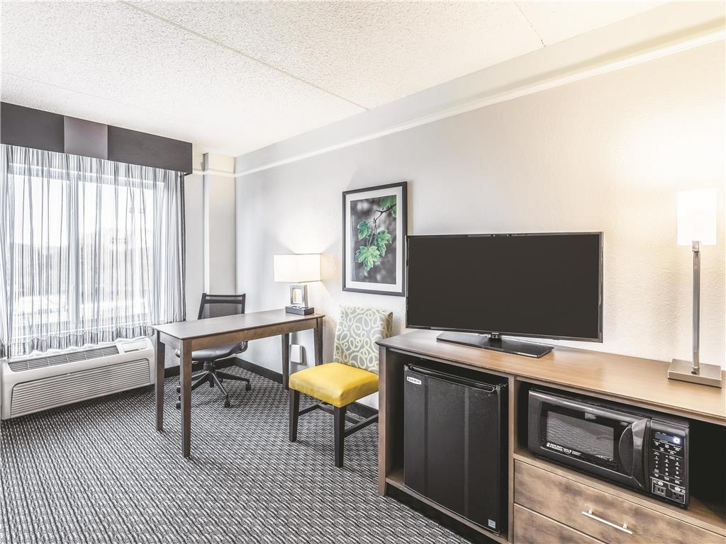 La Quinta Inn & Suites by Wyndham Austin Airport - photo 15