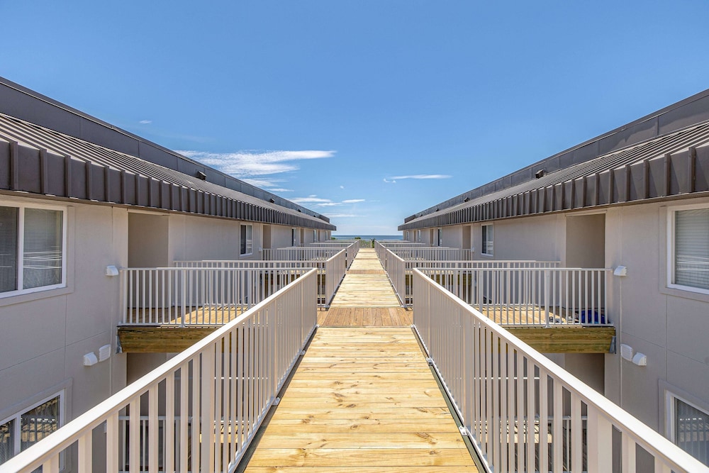 Hodnett Coopers Shipwatch in Saint Simons Island, United States