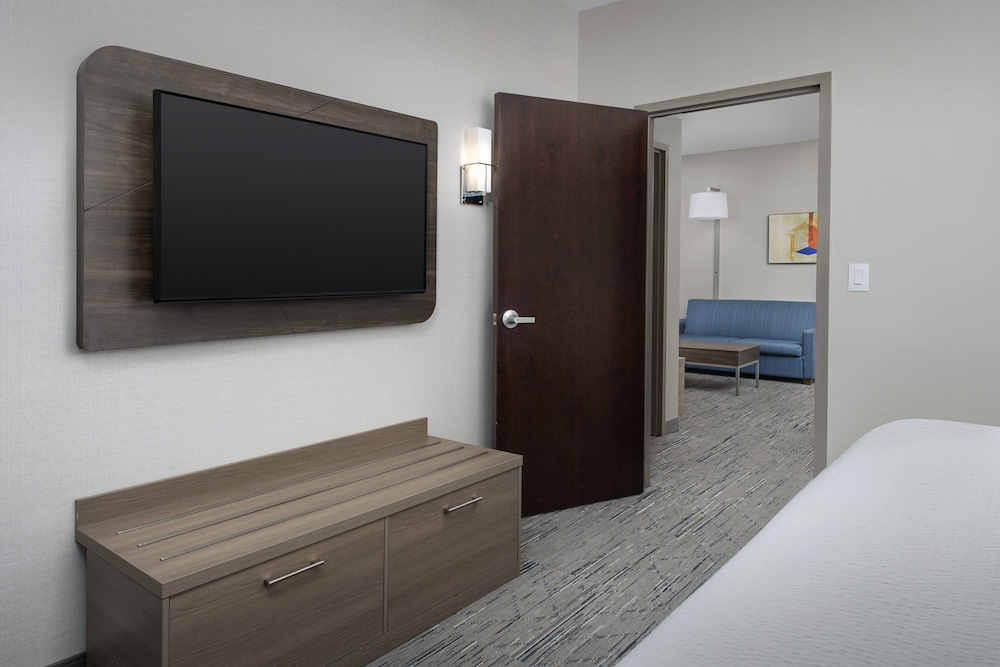 Holiday Inn Express & Suites Knoxville Clinton by IHG - photo 13