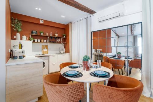 Nice Renting 9b Massena Chic Escape in the Heart of Nice Comfort & Charm — 4-Star Luxury Hotel in Nice, France