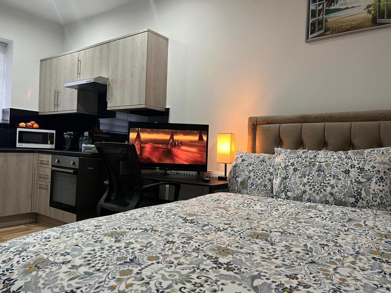 MIA Residence Entire Studio apartment City View London Next to Ealing Broadway Station — 4-Star Luxury Hotel in Ealing, United Kingdom