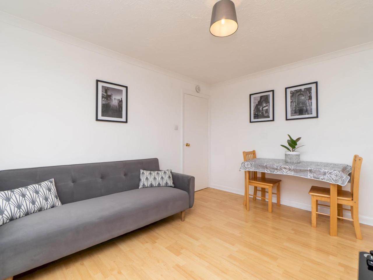 One Bed Flat with Stunning Views And Free Parking Pass the Keys — 4-Star Luxury Hotel in Bath, United Kingdom