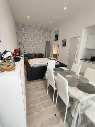 Grand Volume Calme Centre Ville Tan1 in Cambrai, France