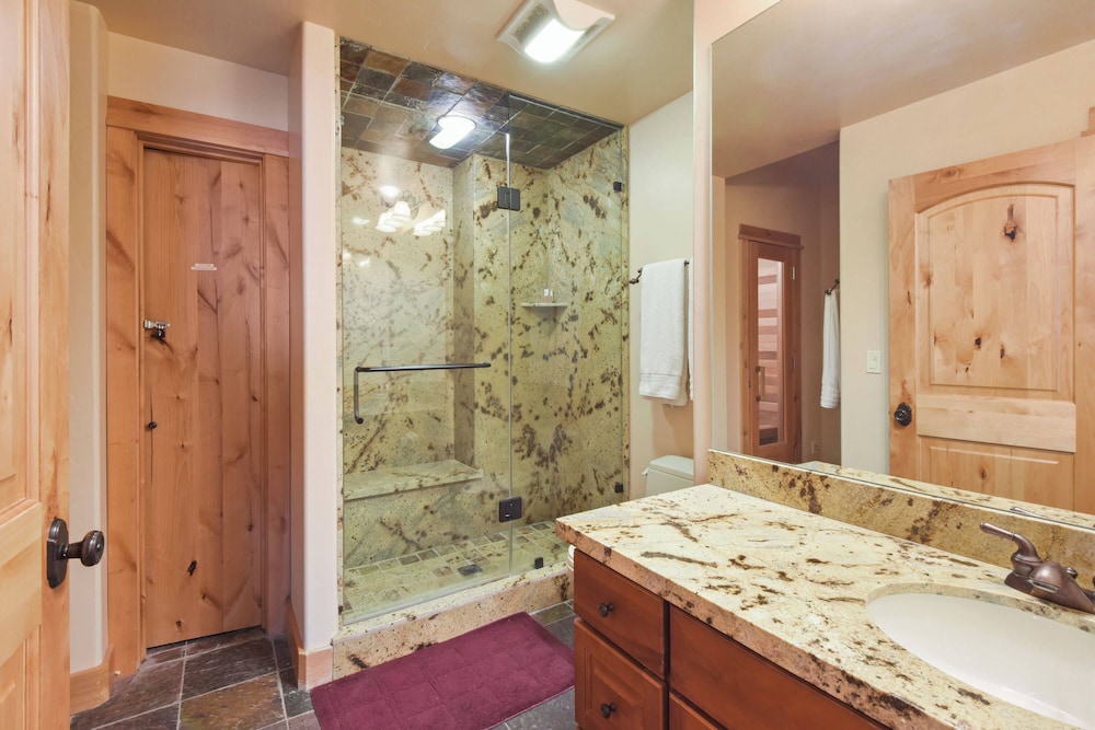Hilltop Hideaway w Game Room & Forest Views - photo 16