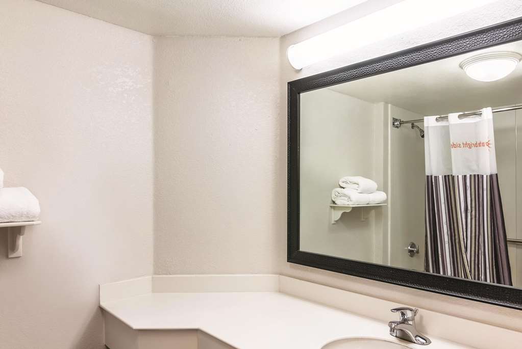 La Quinta Inn & Suites by Wyndham Orlando Airport - photo 40
