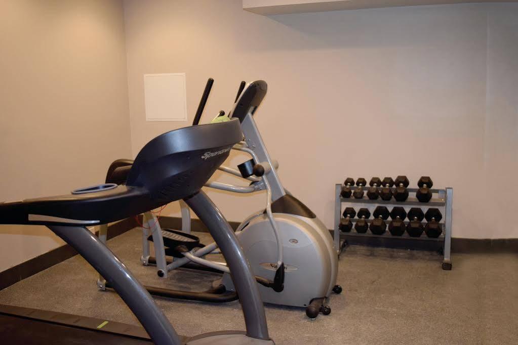La Quinta Inn & Suites by Wyndham Brooklyn East - photo 21