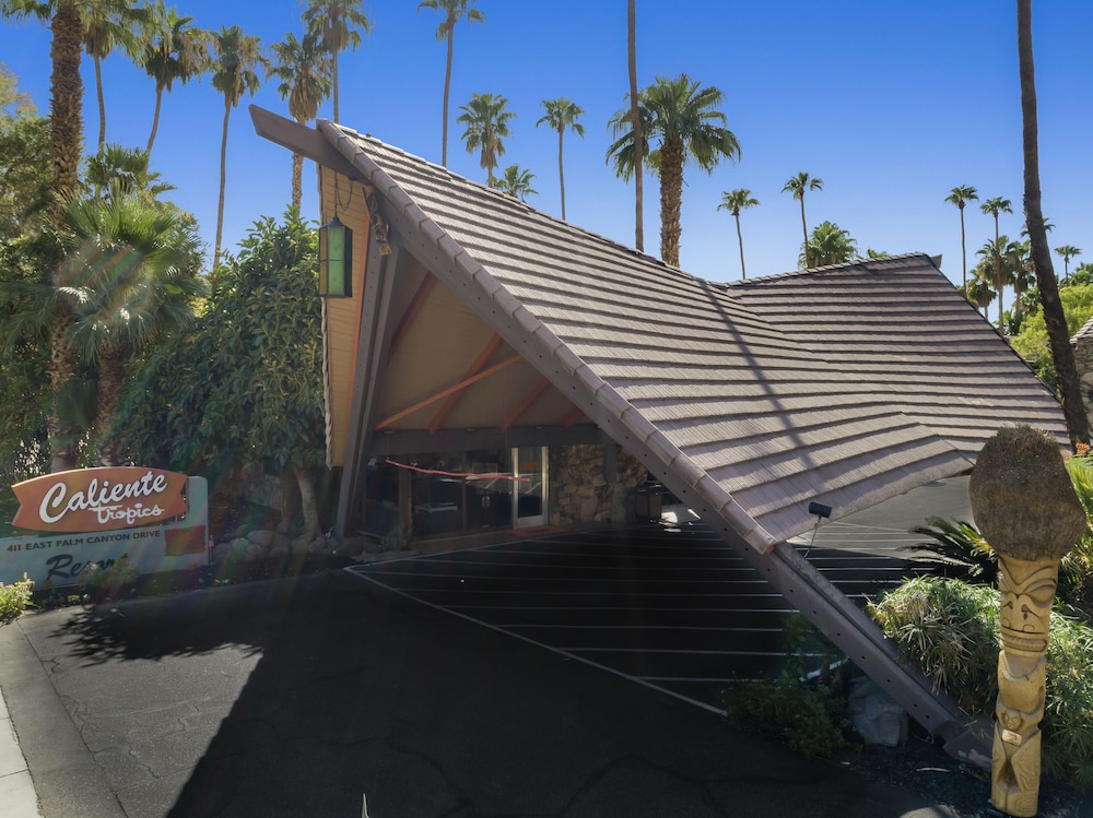 Caliente Tropics Hotel - photo 93