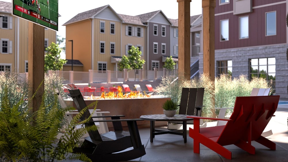 Stunning 4 BR Houses with On Site Pool — 4-Star Luxury Hotel in Bloomington, United States