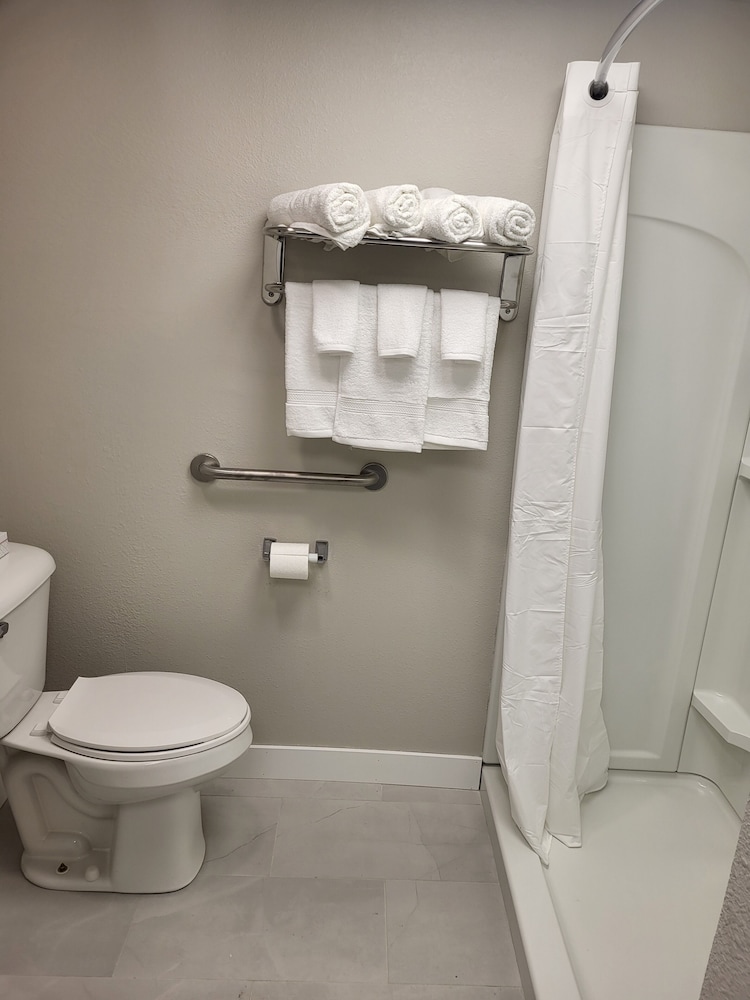 Red Fox Inn and Suites - photo 12