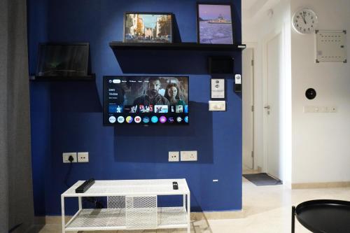 Picturesque LakeView Studio Apartment Hiranandani Estate Thane