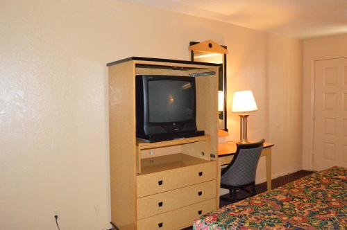 Delux Inn Tulsa - photo 2