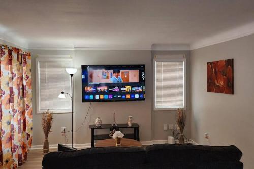 Beautiful 4 bedroom in Cleveland — 4-Star Luxury Hotel in Euclid, United States